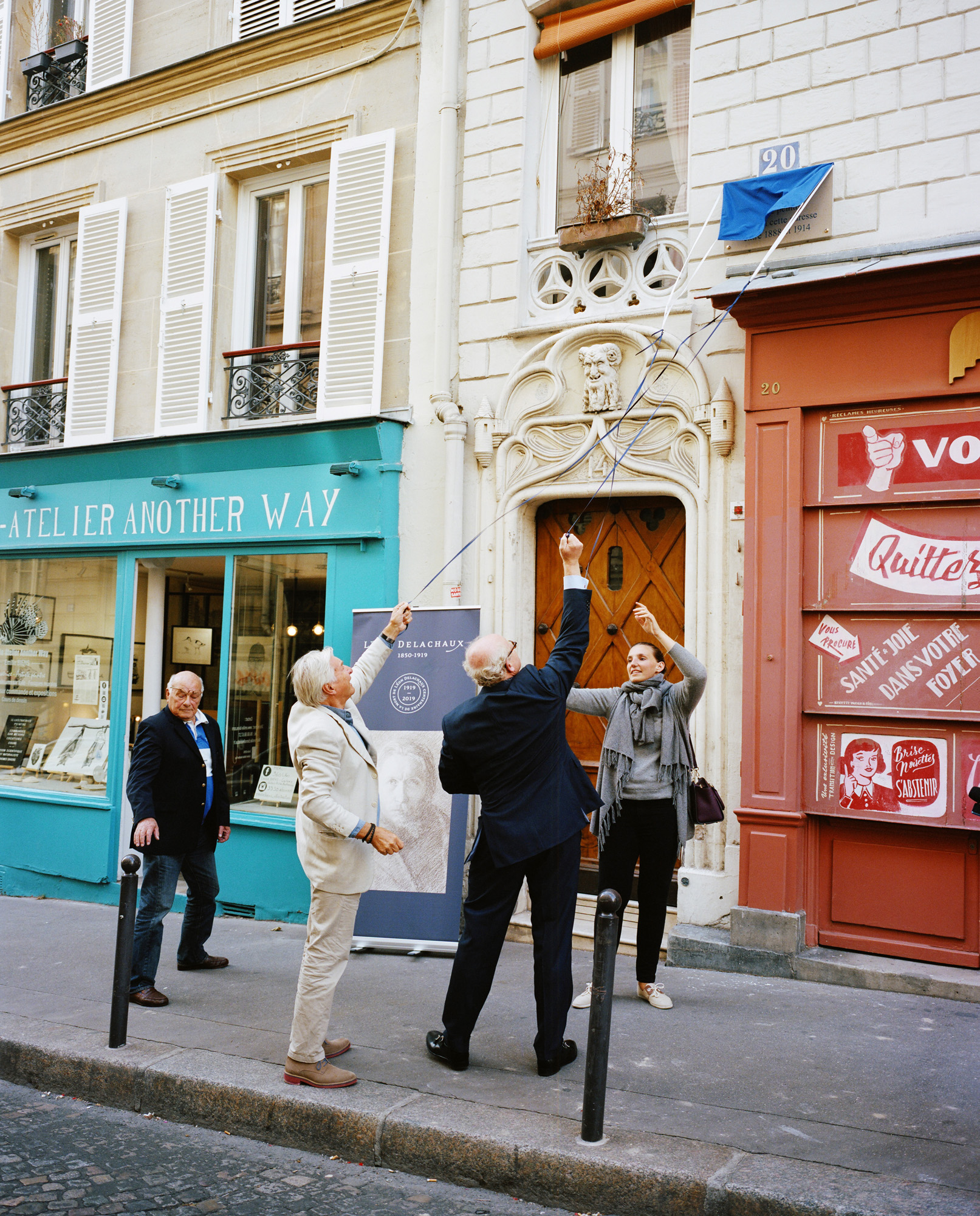 Dévoilement de la plaque posée sur la façade du 20 rue Durantin