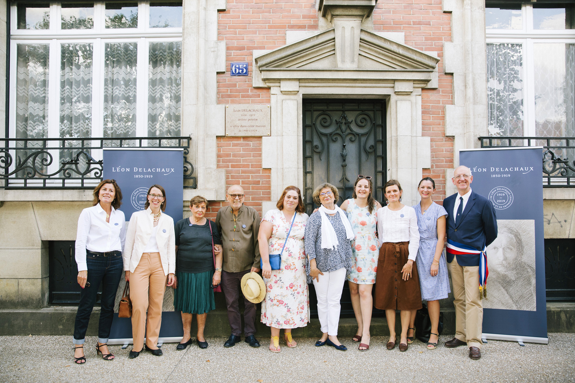 L’équipe du Fonds de Dotation Léon Delachaux, Thierry Vinçon (maire de Saint-Amand-Montrond), Jeanne Andrivon (directrice du musée Saint-Vic), Madame Menonville (propriétaire de la maison) et Guillaume Delachaux (frère de Marie Delachaux et arrière-petit-fils de l’artiste)