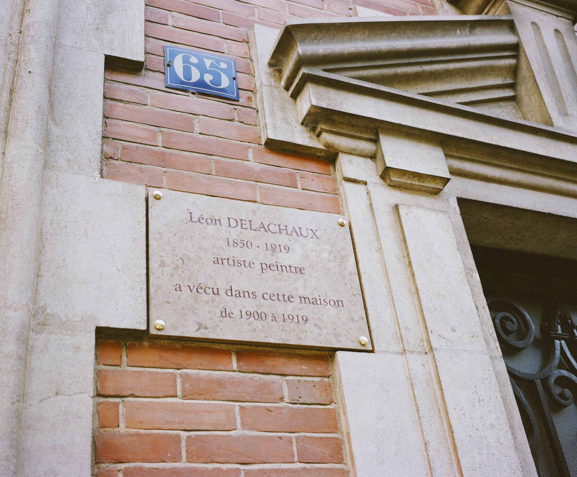 Plaque commémorative posée sur la façade du 65, avenue Jean-Jaurès, Saint Amand-Montrond