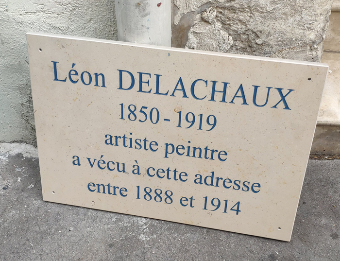 Avant d'être posée sur la façade du 20 rue Durantin, à Montmartre